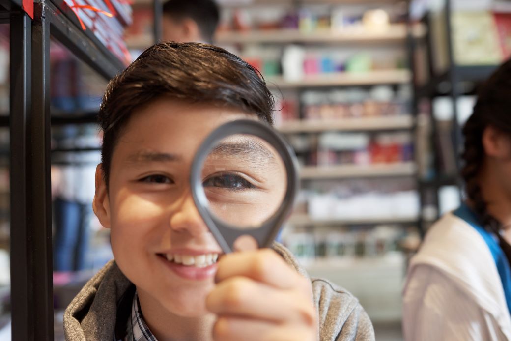 Niño investigando en la biblioteca