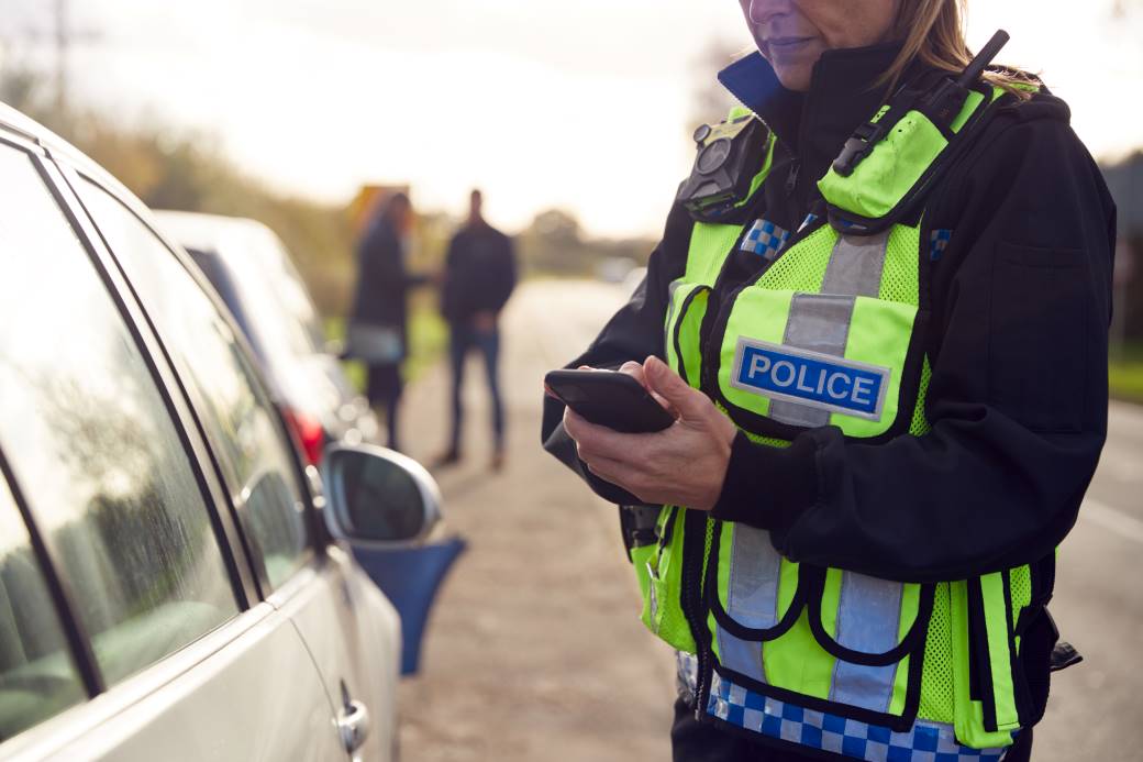 Mujer en su trabajo de policía