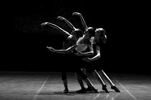 Bailarines en un teatro